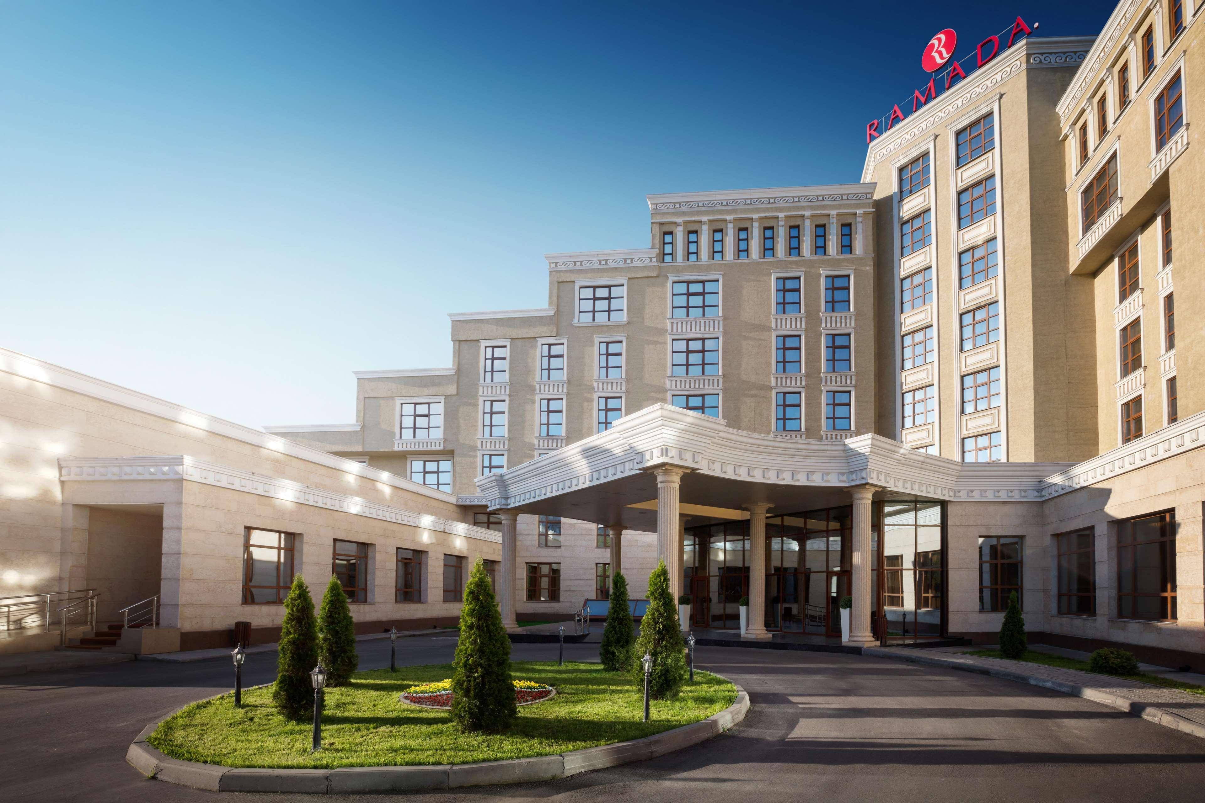 Hotel Ramada By Wyndham Almatý Exterior foto