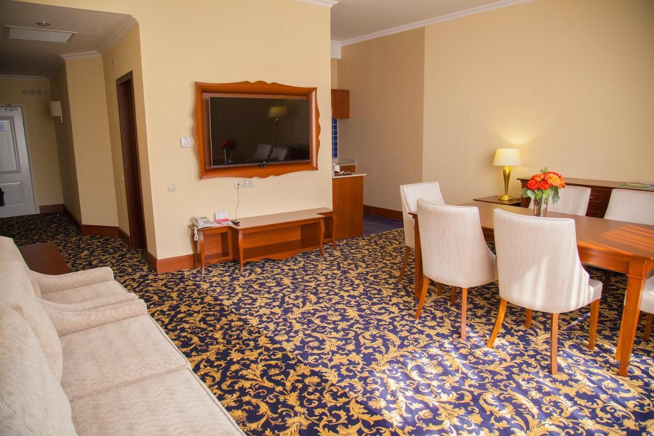Hotel Ramada By Wyndham Almatý Habitación foto
