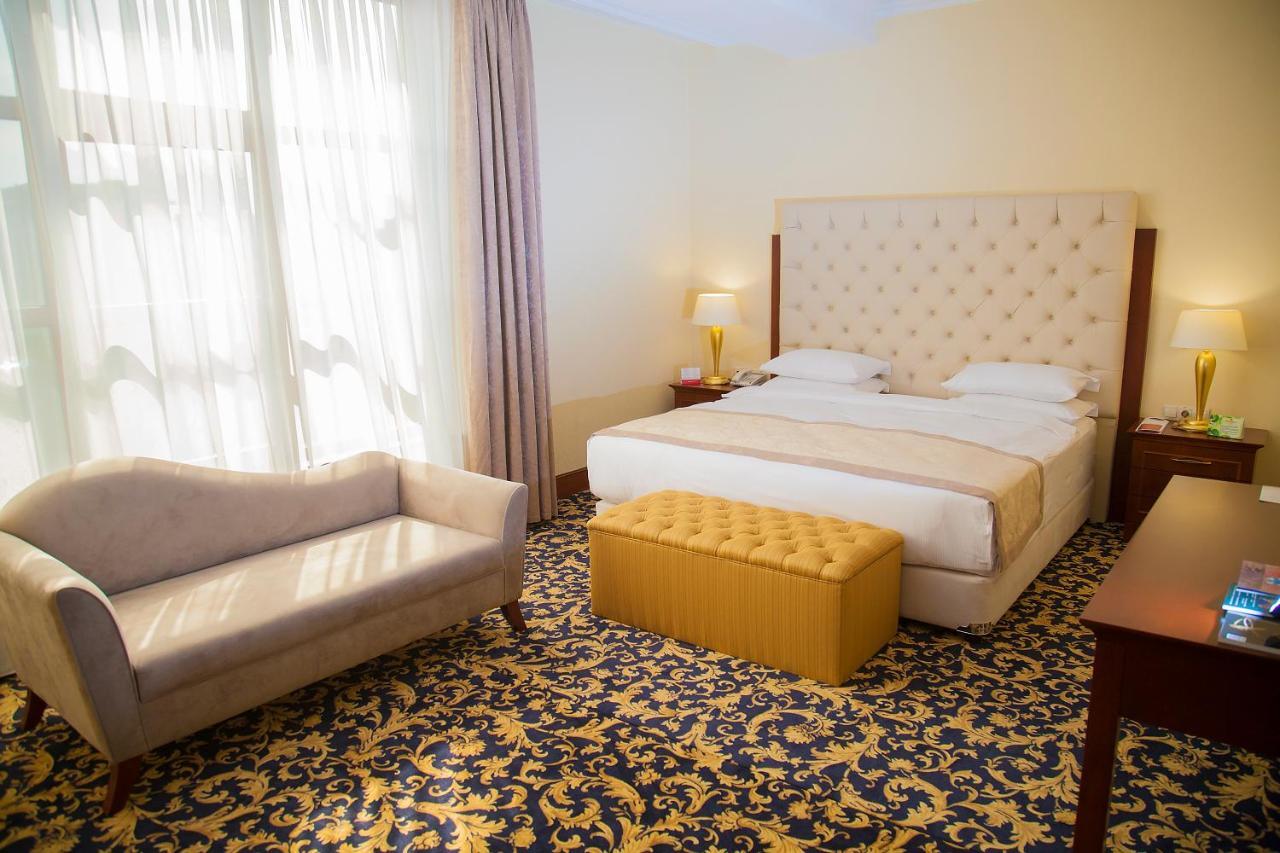 Hotel Ramada By Wyndham Almatý Habitación foto